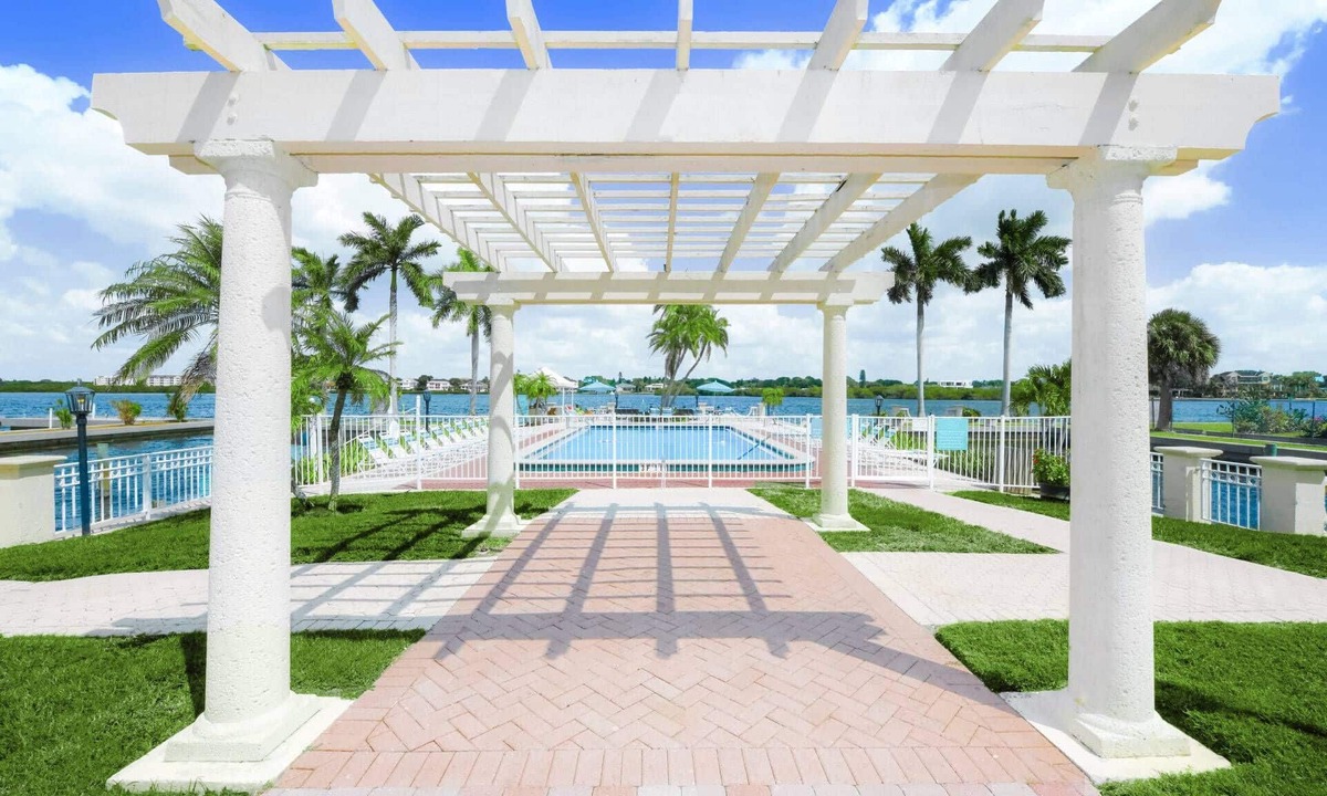 Siesta Key Condo | Lower Pricing! Palm Bay Private Beach, 2 Heated Pools | Hot Tub | Bay Sunrises, Ready to Book!