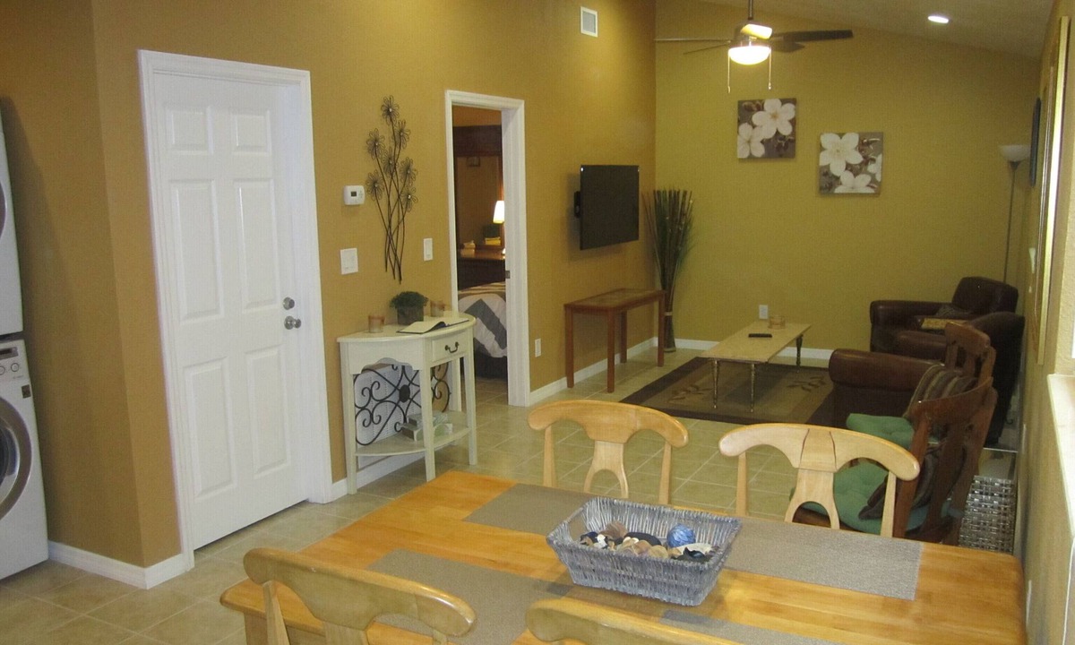 Lake Magdalene Apartment | Lutz Cottage Apartment - Beaches/Busch Gardens/Disney/USF/Pets