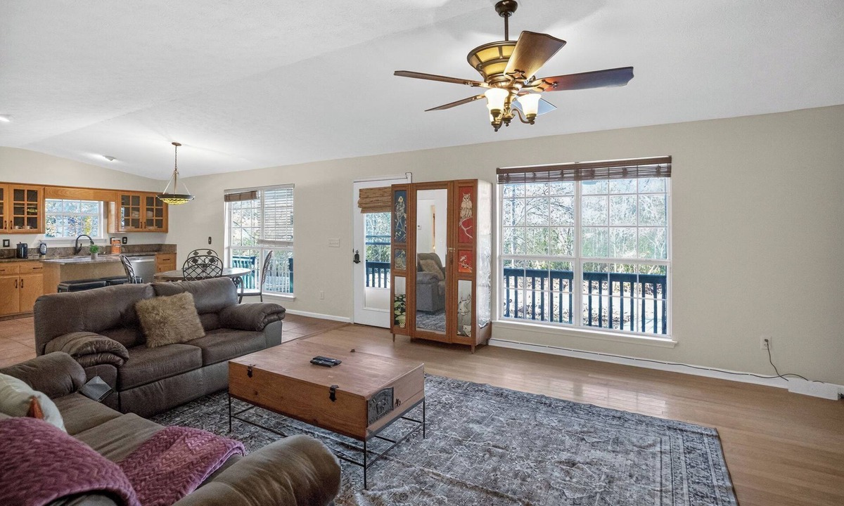 Thomas Drive House | Lux - Home MINS to - Doctors Memorial Hospital