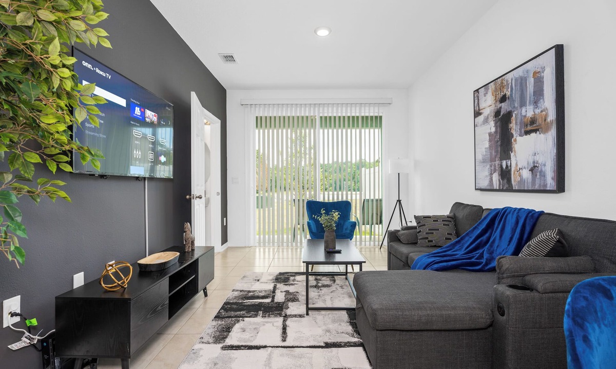 Baymeadows House | Luxe 2BR Townhome Close to Beach