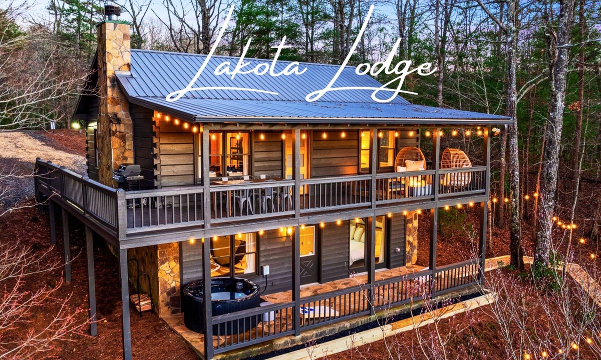 Mineral Bluff Cabin | Luxe 3BR, Mtn Views, Hot Tub, Game Room, Pets OK