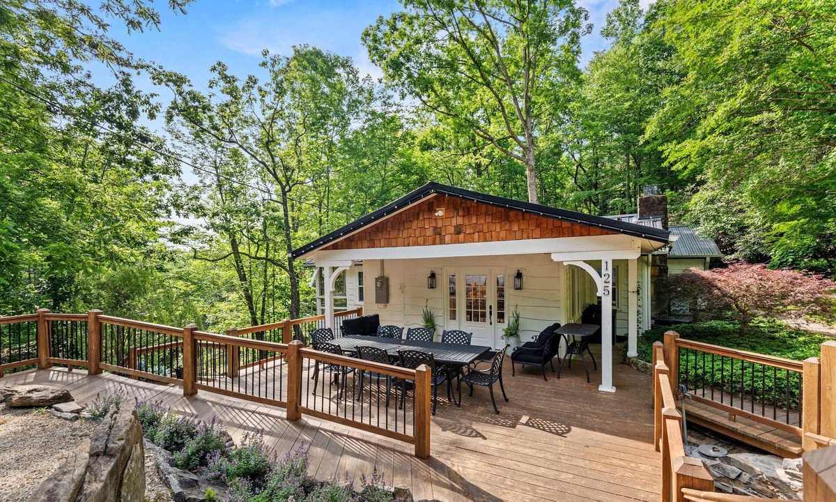 Hendersonville House | Luxe 3BR w Private Waterfall 15 min to Town