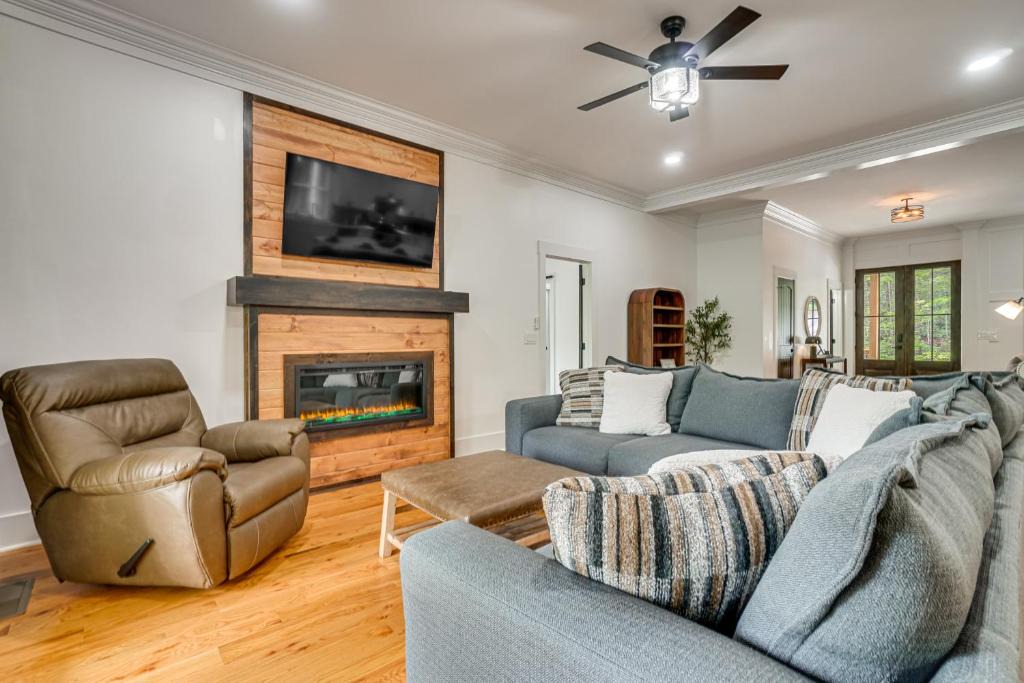 Helen House | Luxe 4BR Cabin at Innsbruck Resort in Helen