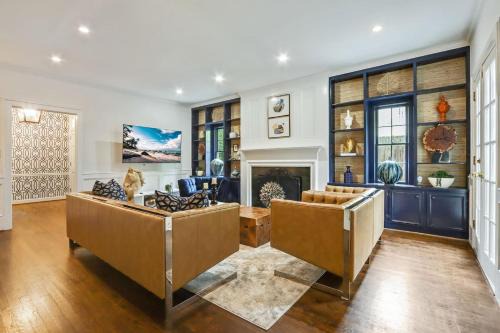 Buckhead House | Luxe, Cozy, Buckhead 4BD35, private Sleeps 8,