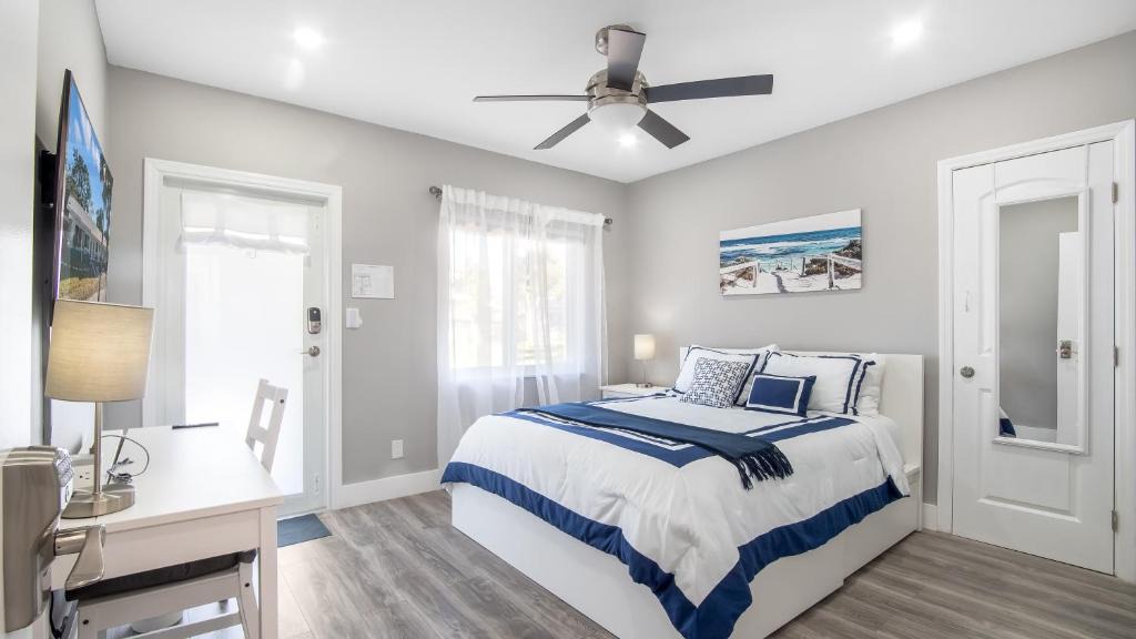 Poinsettia Heights House | Luxe Modern 2 BDR Near Downtown FTL