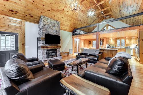 Ridgewood Estates House | Luxe Smoky Mountains Cabin w/Hot Tub & Views!