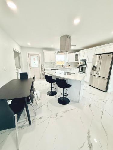 Redington Shores House | Luxurious 3 bedrooms 2 bath Ultimate Beach Life! 5 min walk to beach!