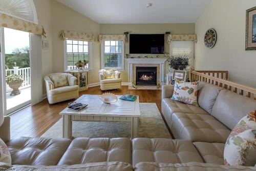 Southend House | Luxurious Beach Block 4-Bdrm House for the whole family - prices reduced!