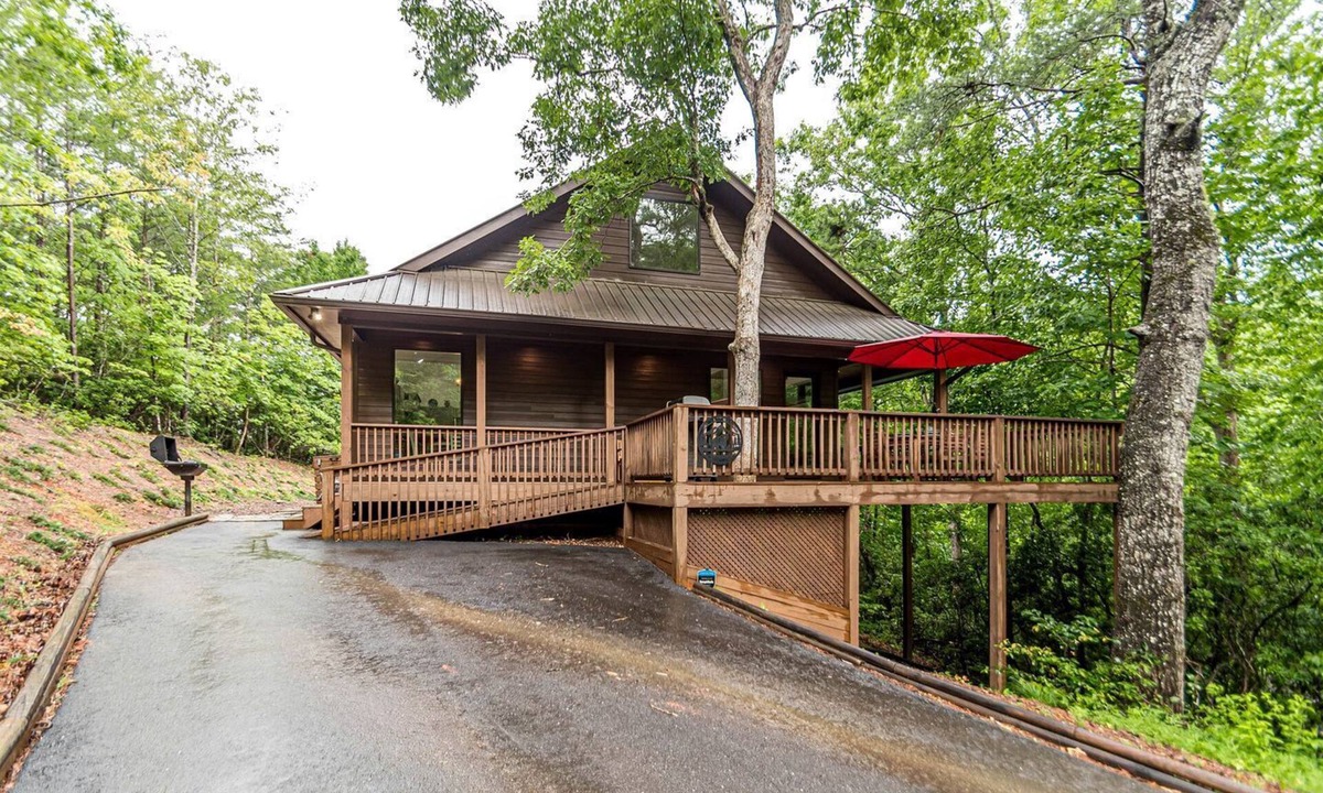 Sautee Nacoochee Cabin | Luxurious Cabin with Spacious Interior in Sautee Nacoochee, Georgia