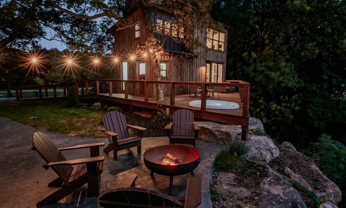Rising Fawn Cabin | Luxurious Cabin with Jacuzzi and Breathtaking Views in Georgia