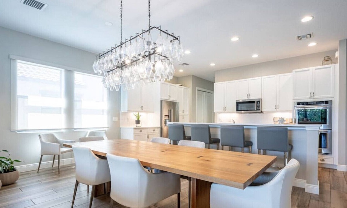 Parkland House | Luxurious Family Home - Spacious Kitchen & BBQ