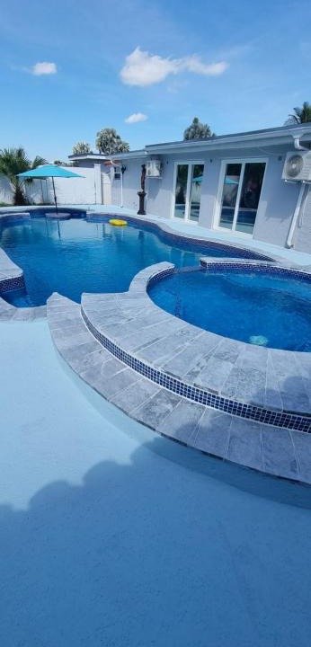 Miami Gardens House | Luxurious House With Bautiful Pool HEATER INCLUID