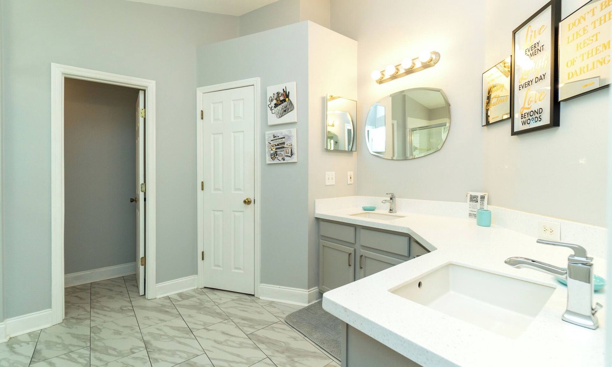 Sabal Harbour House | Luxurious Lakeview Retreat - 4BD/2BA - Sleeps 9!