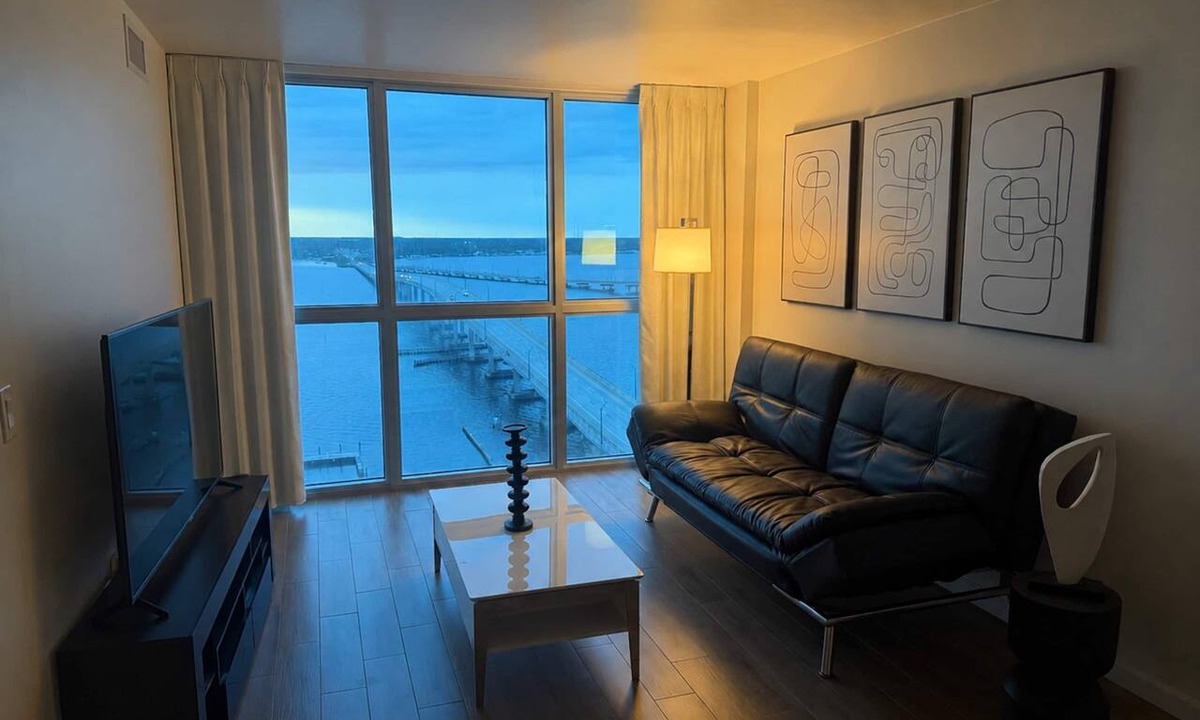 Woodford Park Apartment | Luxurious Minimal 19th-Floor Highrise [Waterview]