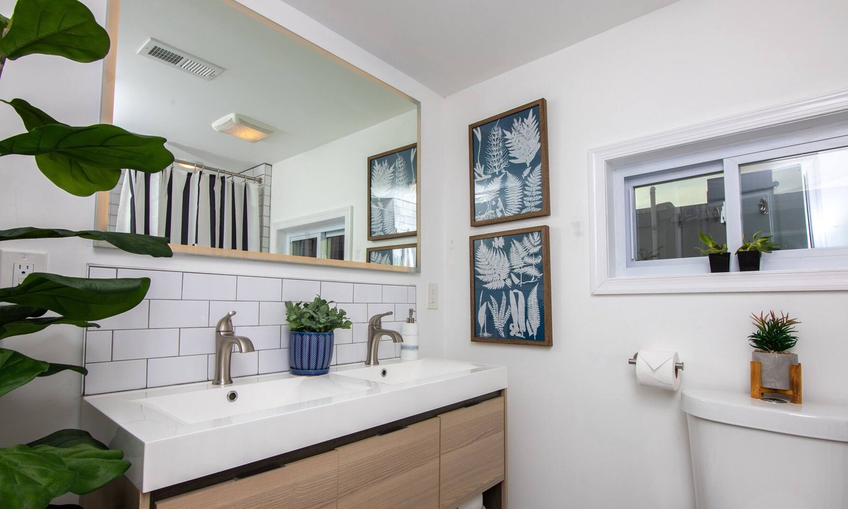 Olde Richmond House | Luxurious modern 2 bedroom home with stunning bath!