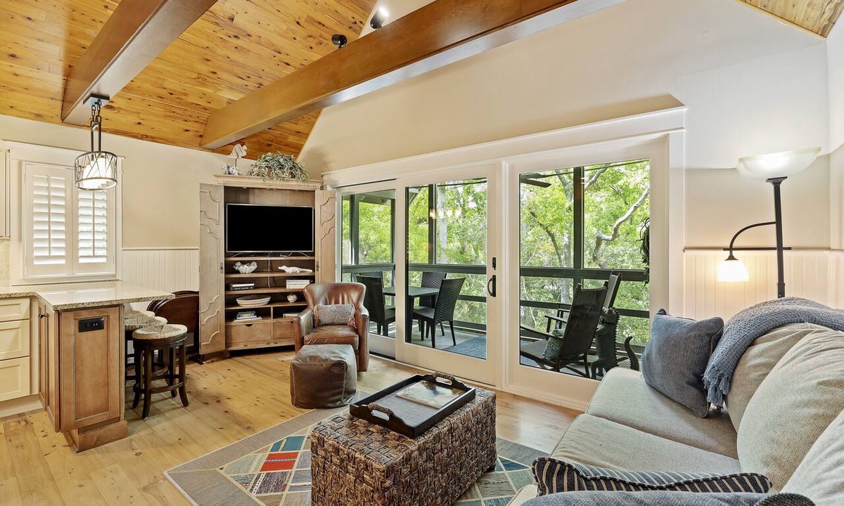 West Beach Village Condo | Luxury 1 bedroom in West Beach Kiawah, Walk to Beach & Golf!