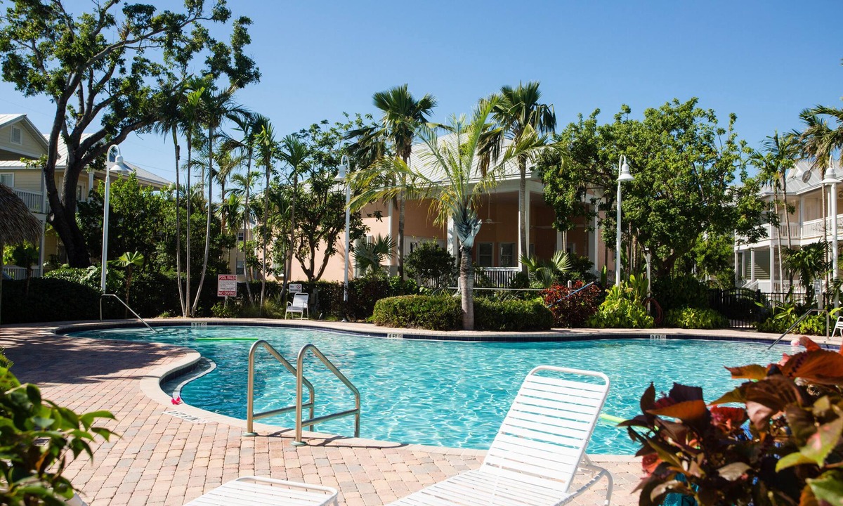 Key West House | Luxury 2/2 1/2 - FREE PARKING, WIFI, BIKES, BIG POOL, NEWLY RENOVATED