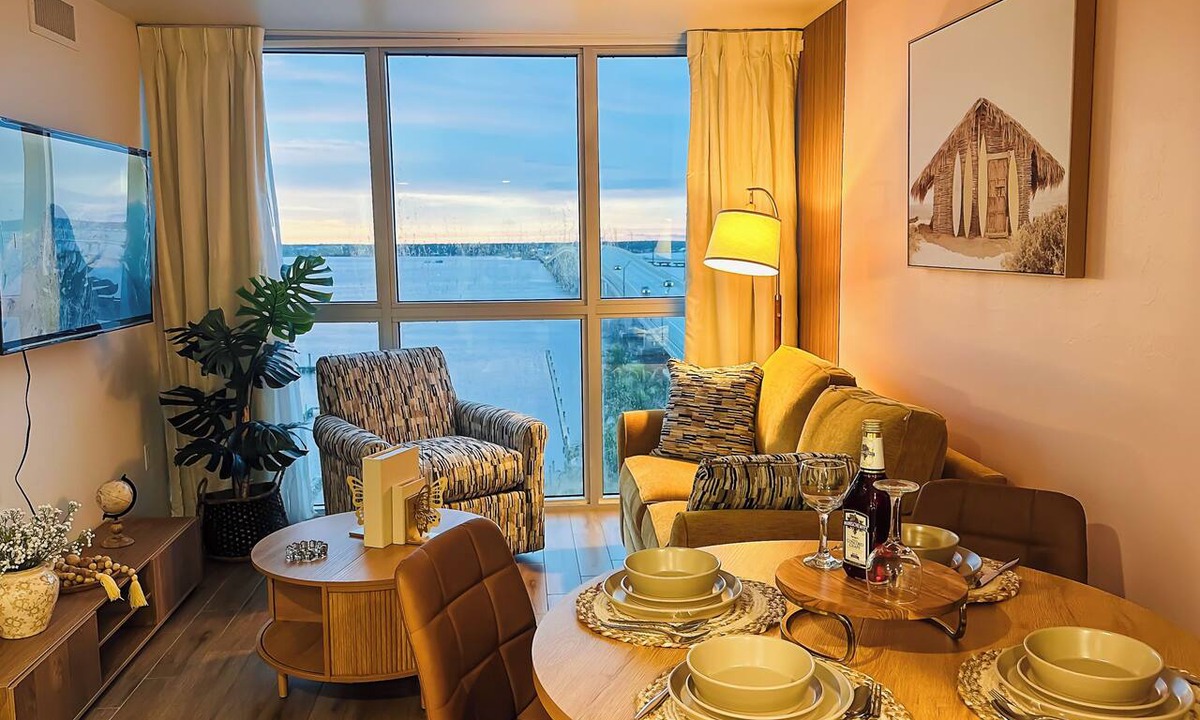 Woodford Park Apartment | Luxury 2BR/2BA Downtown/Water and City views/Pool/Walk to restaurants
