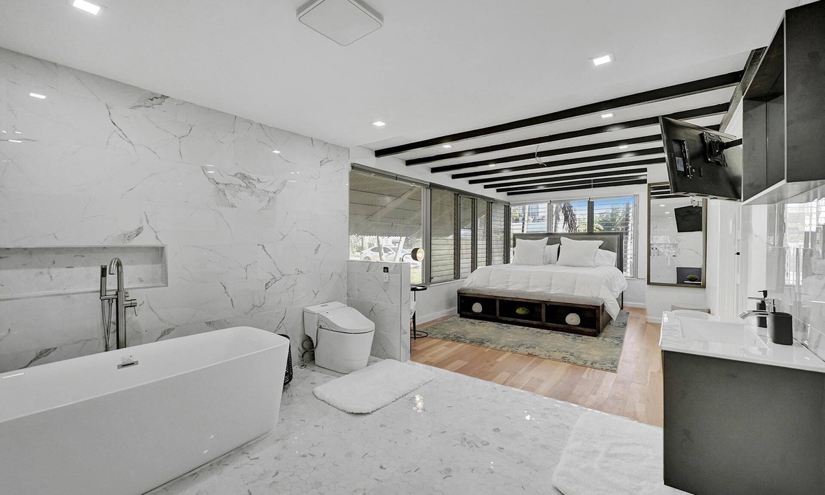 Harbordale House | Luxury 3 bedroom/2 Bathroom Smart home, Las Olas, Fort Lauderdale FL