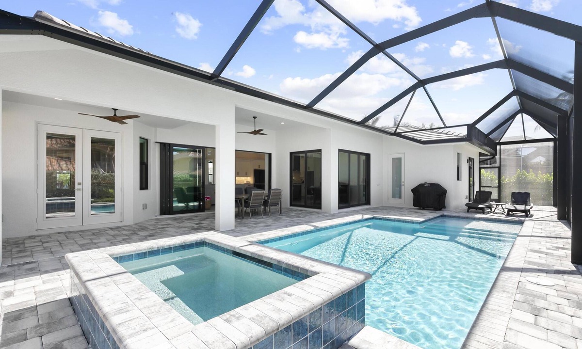 Marco Island House | Luxury 4 Bed 3.5 Bath, Private Heated Pool & Spa, 7 min walk to S Beach, 5 STAR