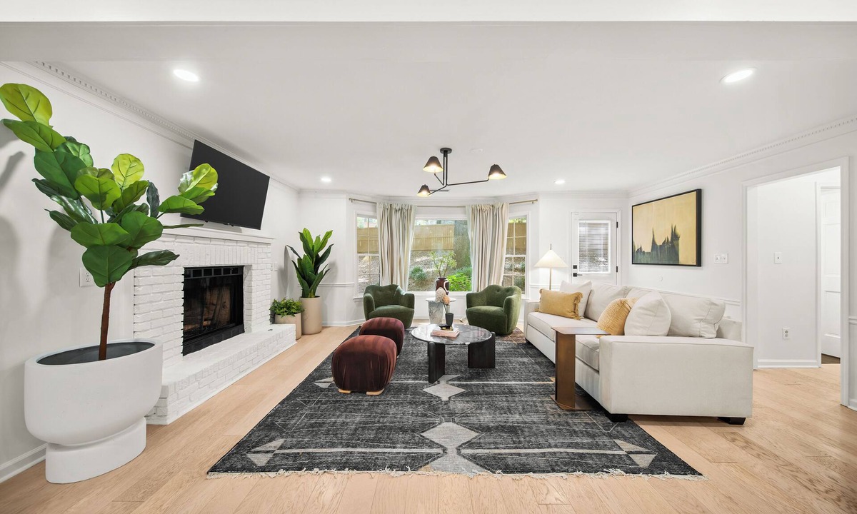 Marietta House | Luxury 4BR Insurance & Relocation Ready, Pets + Fenced Yard in Marietta