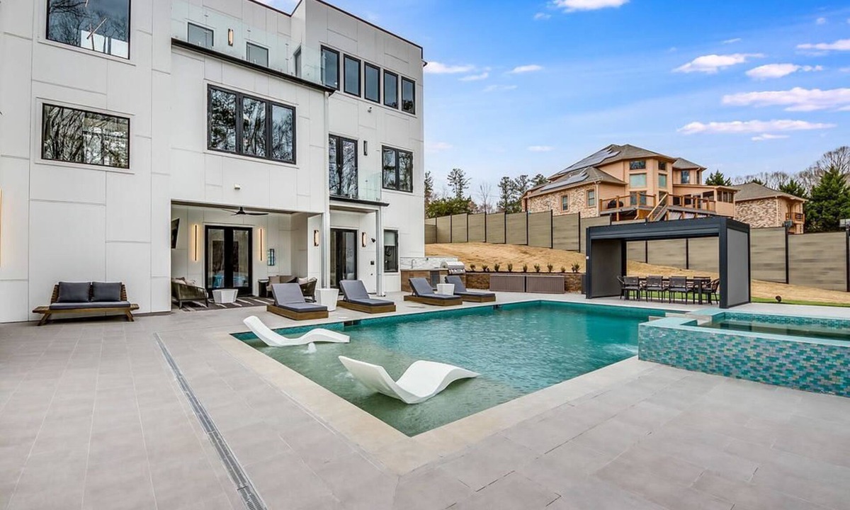 Cliftondale House | Luxury 5BR House with Pool, Hot Tub, Basketball