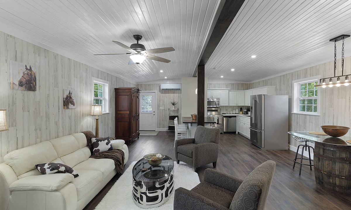 Howey-in-the-Hills House | Luxury Barn Apartment in charming Howey-in-the-Hills - Best of Both Worlds!