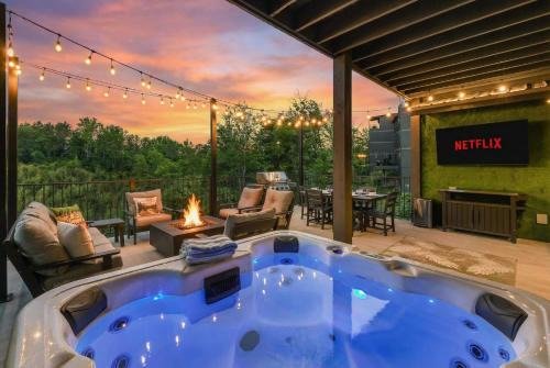 Sevierville Ski Chalet | Luxury Chalet - Indoor Pool - Arcades - 24 Guests - Resort Amenities