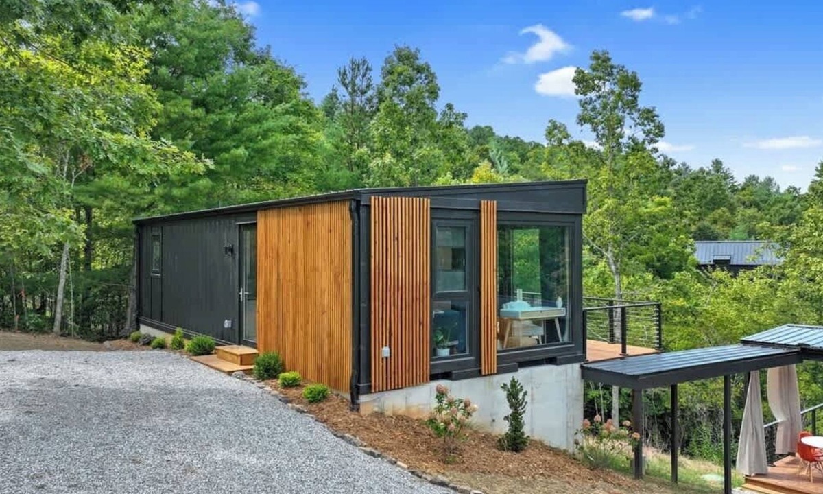 Young Harris Apartment | Luxury Container | Retreat In Bloom Pool Sauna