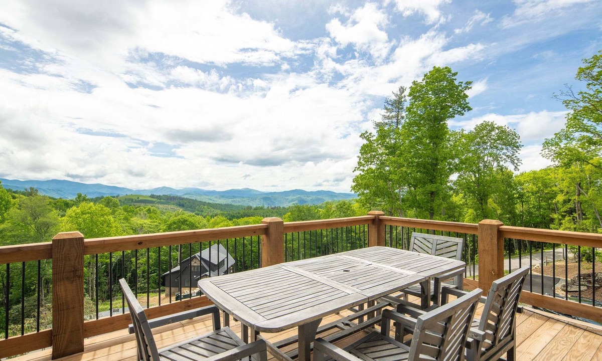 Elk Park Cabin | Luxury Eagles Nest Lodge: Hot Tub, Game Loft, Fire Pit, & Year-Round Panoramic Views!