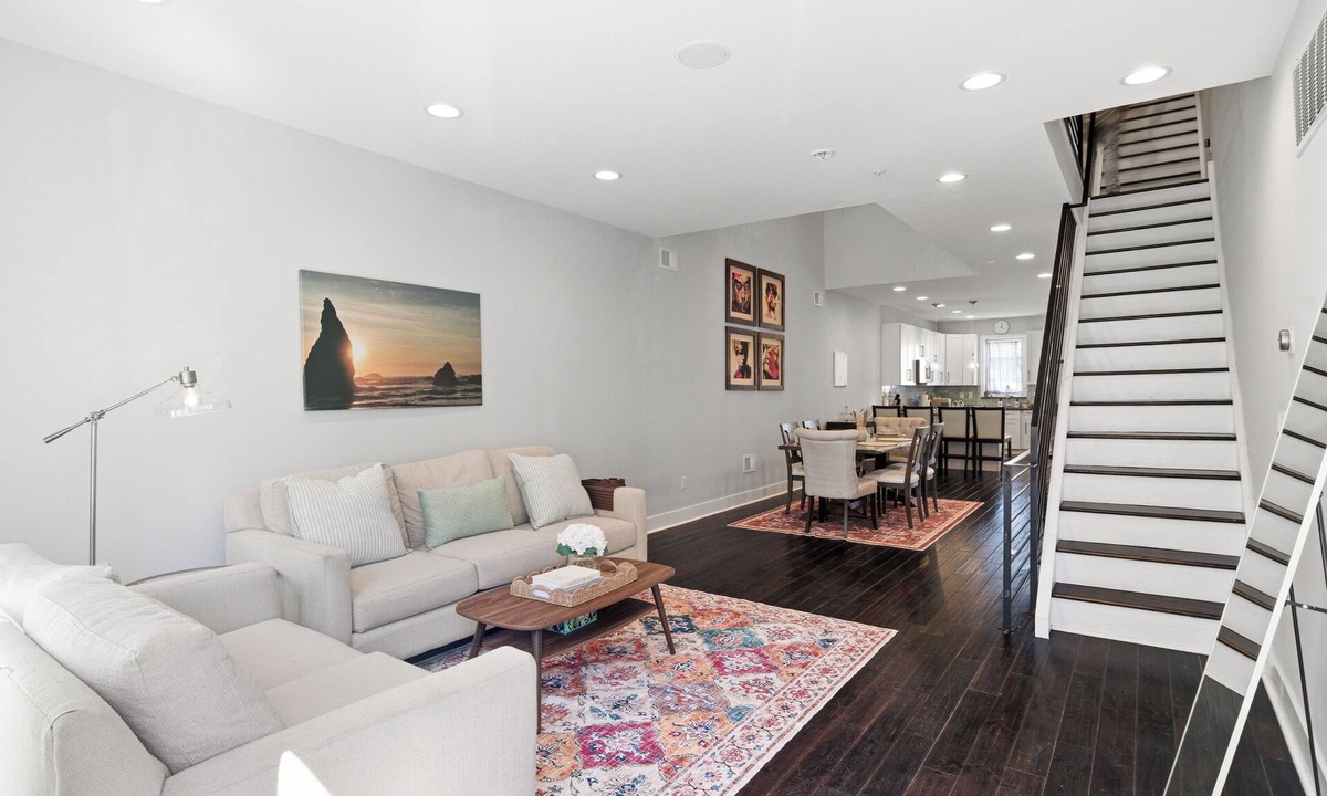 Kensington House | Luxury Fishtown - 3 Ensuite BR - RoofDeck+Bar+Backyard- Perfect for 6- Sleeps 10