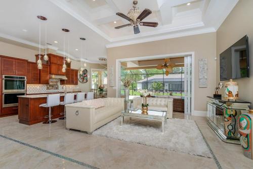 Port Charlotte Villa | Luxury Gasparilla SGC Retreat with Huge Pool Area