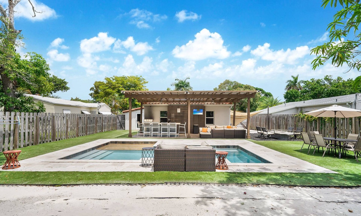 Croissant Park House | ☀️🐟Luxury Home-pool, hot tub and outdoor kitchen, middle of Ft Lauderdale🌴🌊
