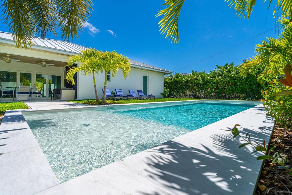 North Bay Village Apartment | Luxury House 4 beds heated Pool w Jaccuzzi