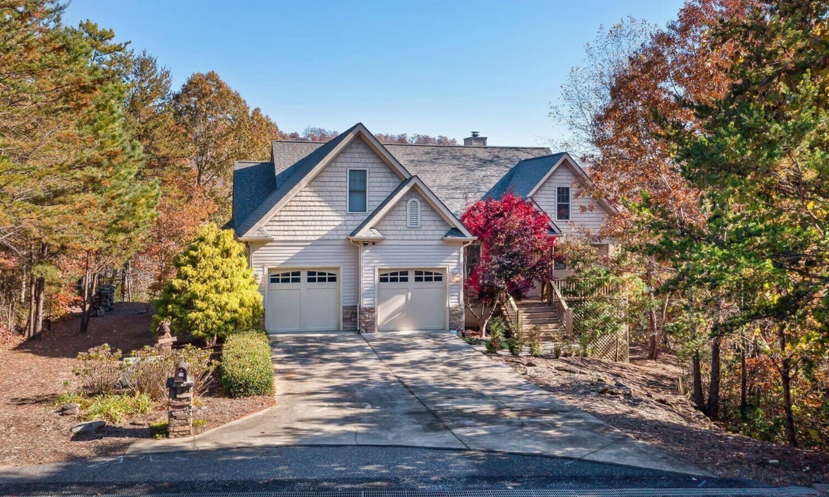 Lake Lure House | Luxury in Rumbling Bald Resort ~ WiFi ~ Community Beach, Pool, Golf and more