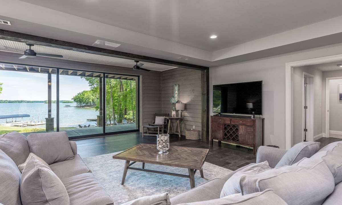 Eatonton House | Luxury Lake Escape with game room and hot tub!