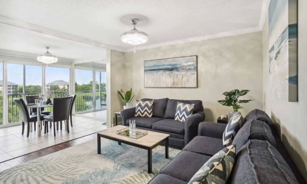 Jupiter Bay Condo | Luxury, Lake & Sunset Views, pool, 1/2mi to beach!