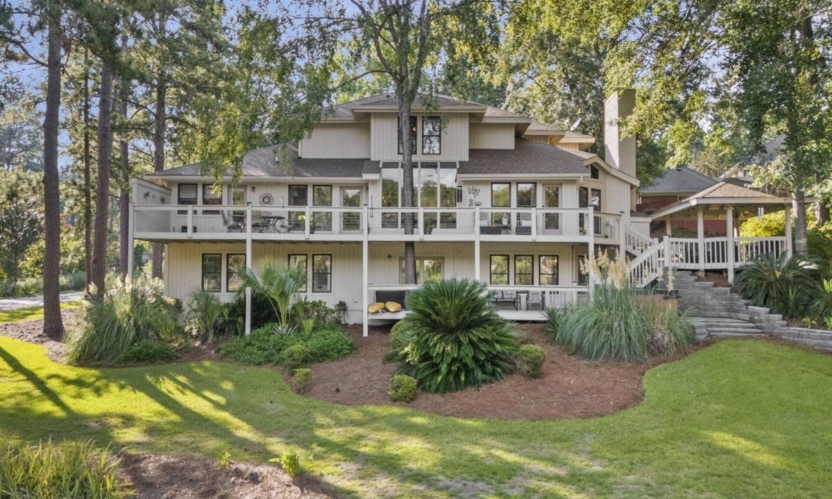 Evans House | Luxury Lakefront Retreat. 10 miles from The Masters. Sleeps 14.