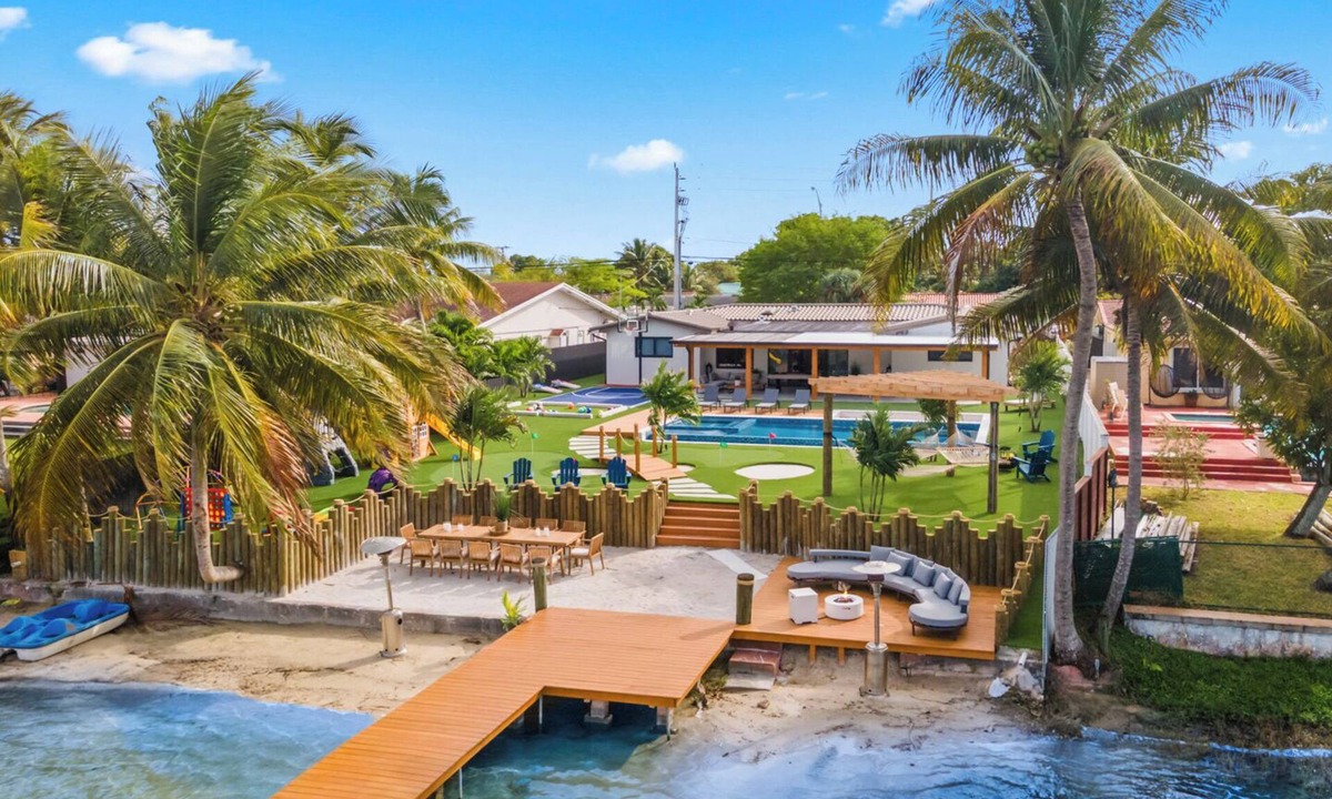 Hialeah House | Luxury Lakeview w/Basketball/Golf/Games/Pool & Spa