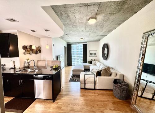 Old Fourth Ward Apartment | Luxury Midtown Skyline Retreat