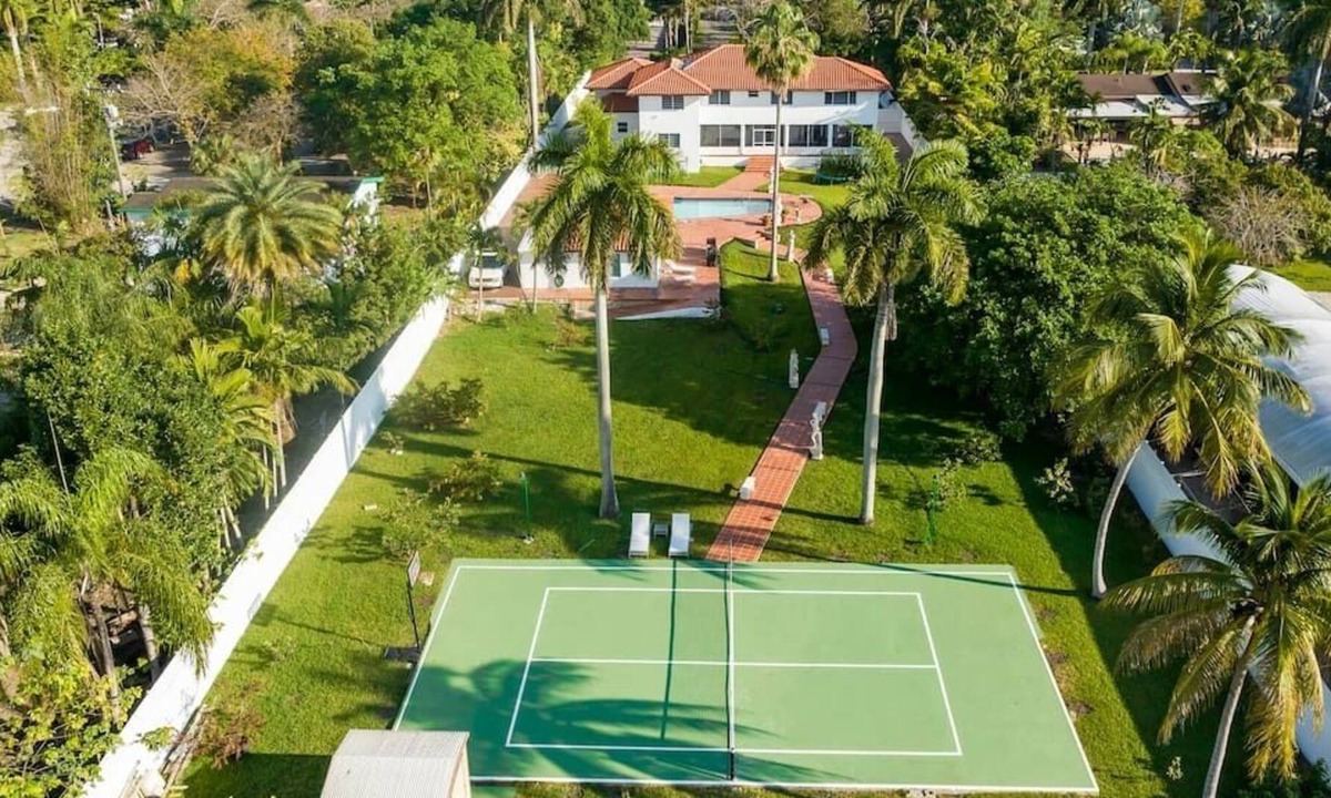 Horse Country House | Luxury Oasis: 10BR Mansion w/ Pool & Tennis Court