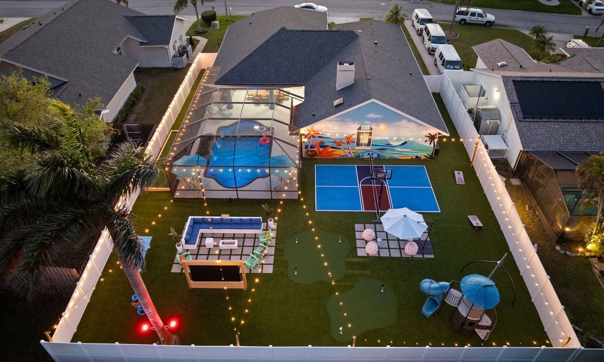 Palma Sola House | Luxury Oasis! Heated Pool, Pickleball, Mini Golf and Games, Sleeps 16-20!