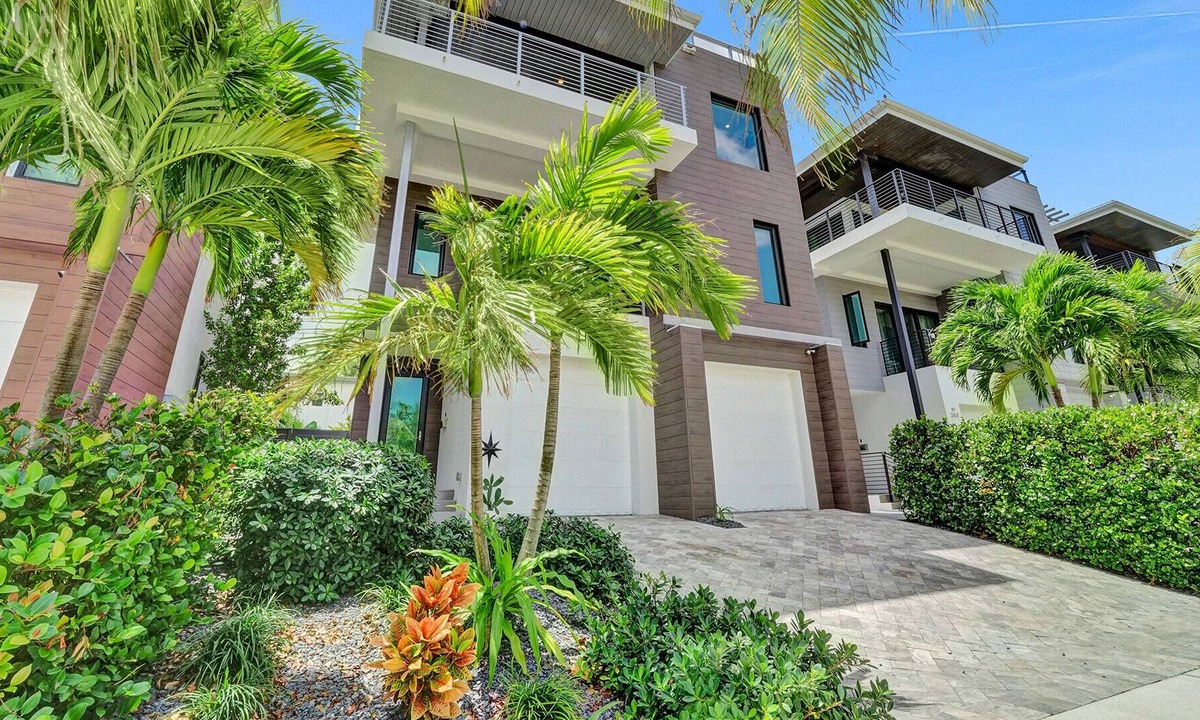North Beach House | Luxury Oceanfront Beach, Fishing, Casino, Golf, Parks, Perfect for the Holidays!