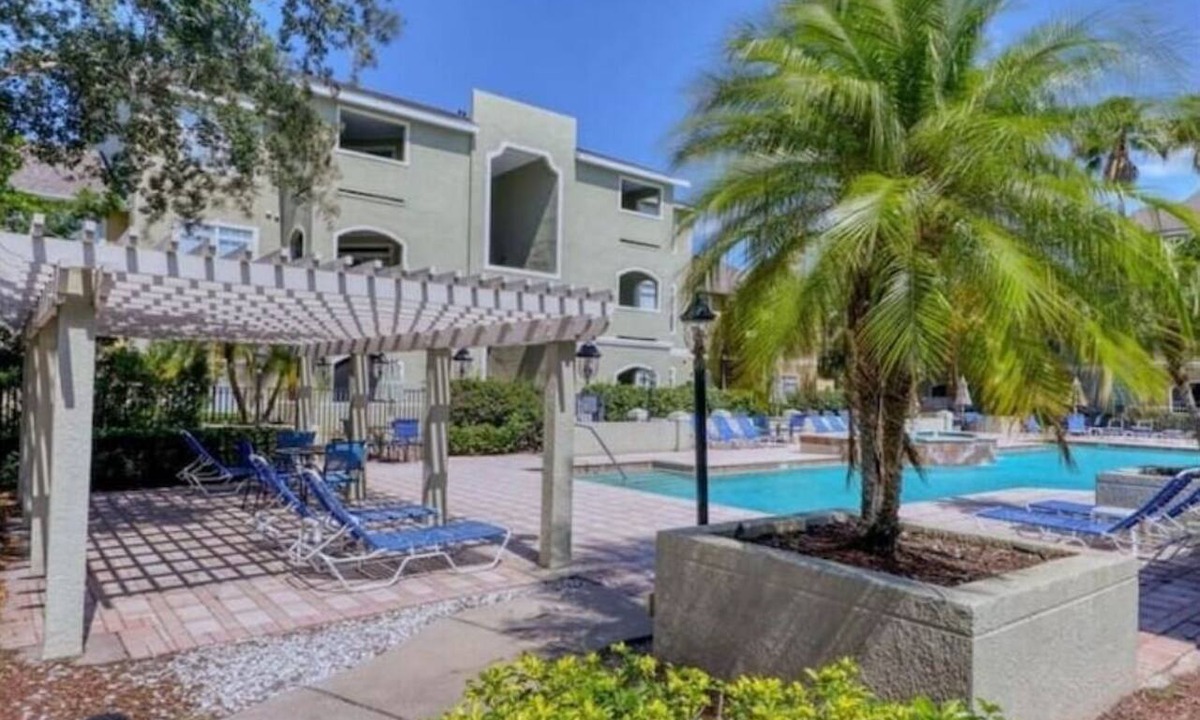 Clearwater Condo | Luxury Renovated Condo 10min Clearwater Beach