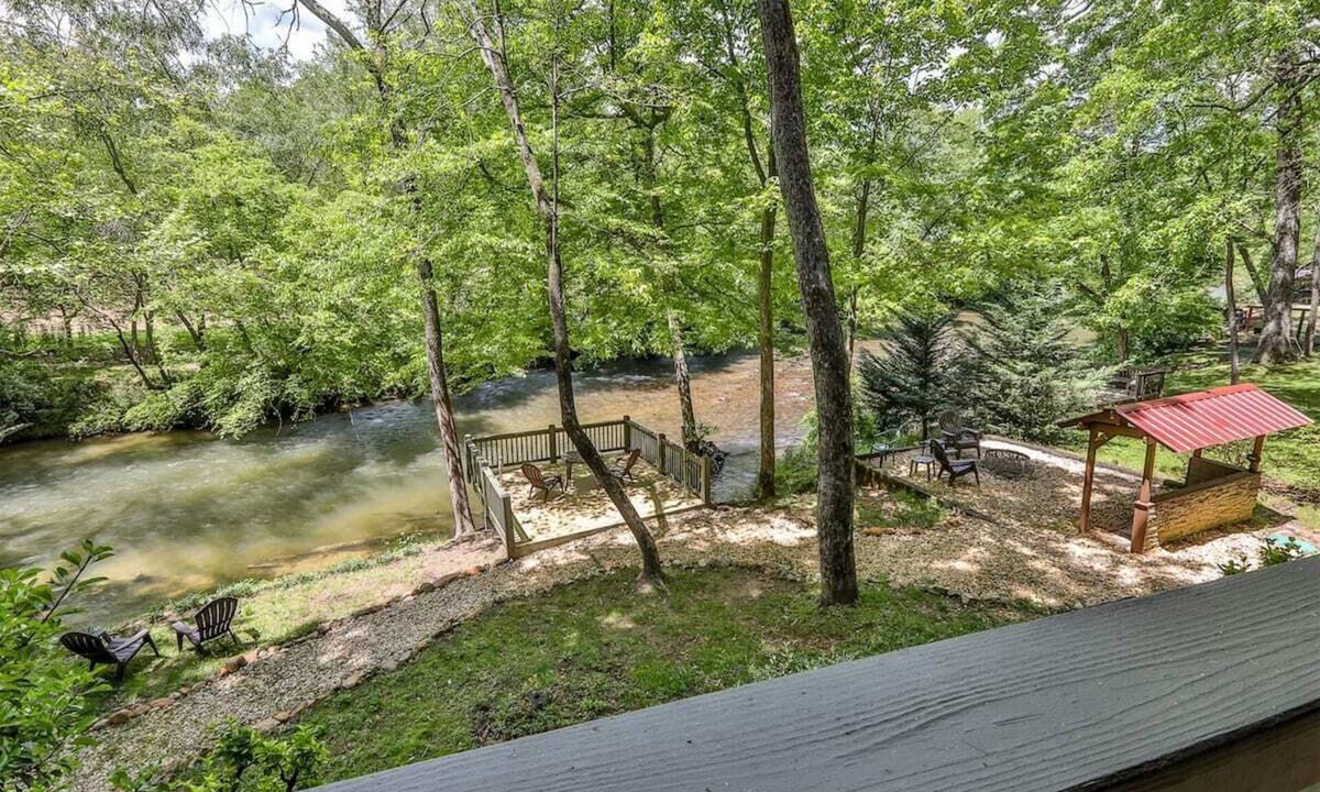 Ellijay Cabin | Luxury River Oasis -3 Master Suites - 3 Fireplaces Hot Tub!