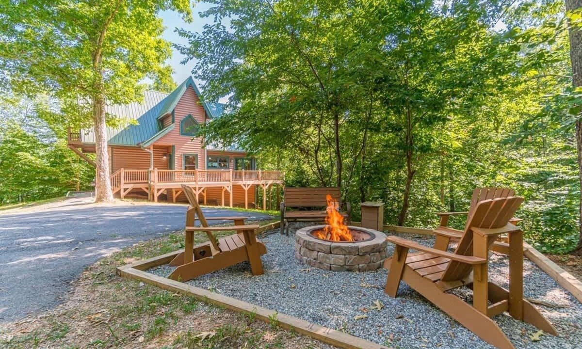 Cleveland House | LUXURY SECLUDED LOG CABIN | POOL TABLE | HOT TUB