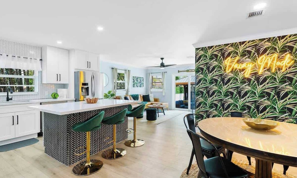 Dania Beach House | Luxury Spa/Golf Villa with Pool Table!