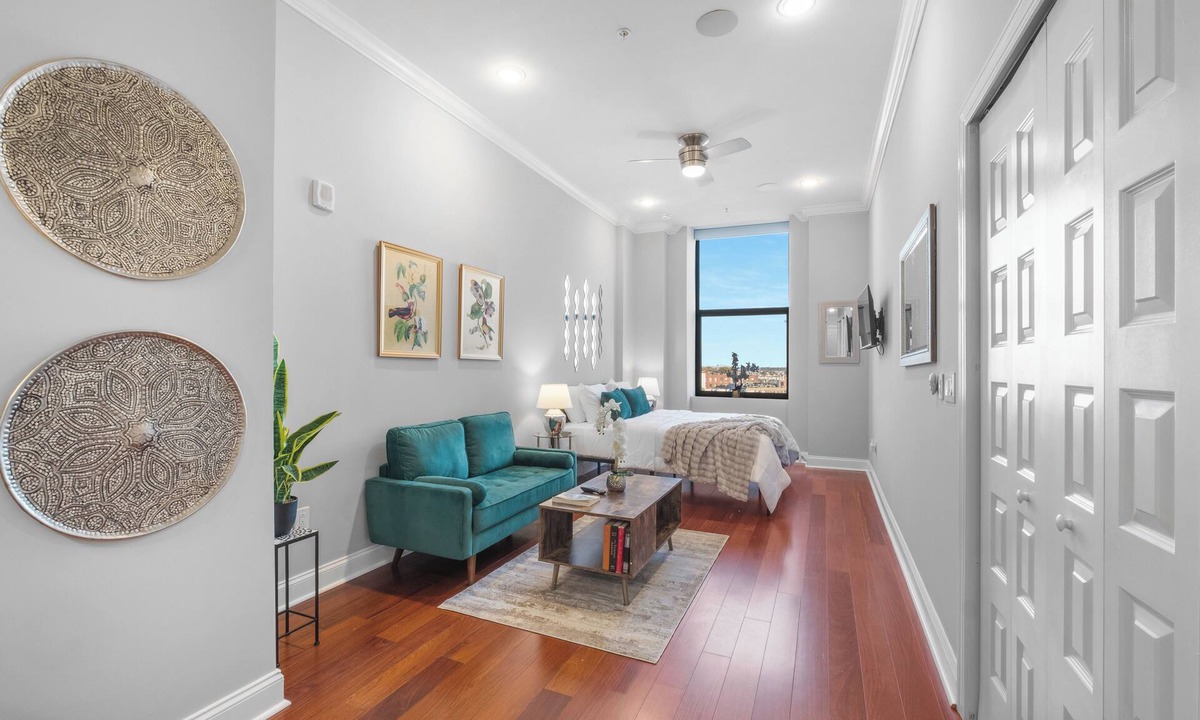 Olde Kensington Apartment | Luxury Studio Loft - Rooftop View & Pool