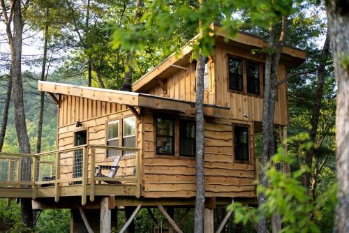 Zirconia House | Luxury Treehouse Glamping with Soaking Tub & Pizza Oven Near Waterfalls, Zirconia, NC