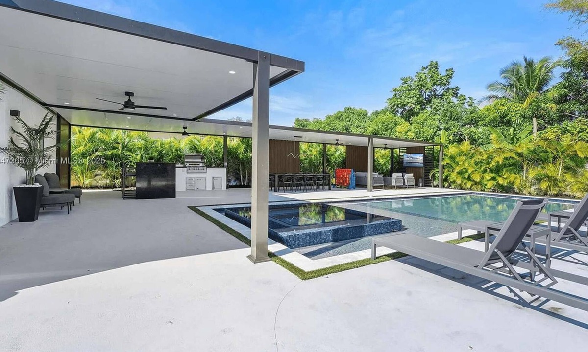 Golden Glades House | Luxury Villa Solara w Heated Pool Hot Tub BBQ